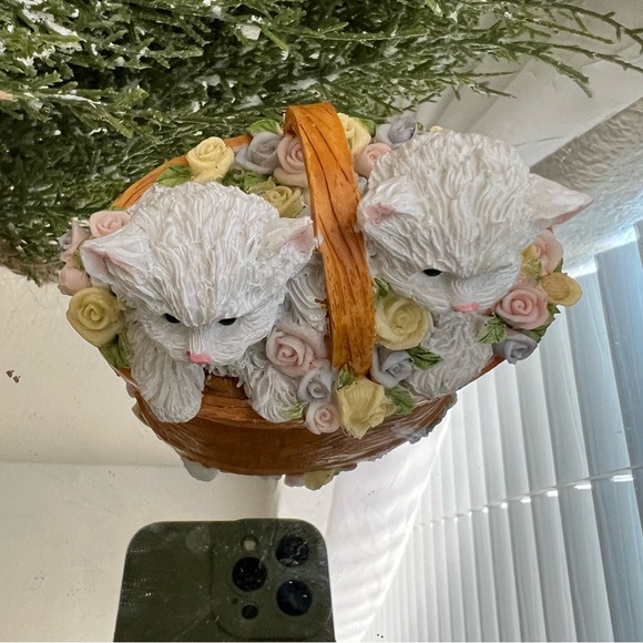 🌷Vintage White Kittens in Basket Trinket Holder - Picture 5 of 6